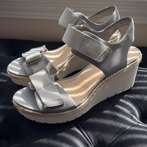 NEW Clarks Palm Shine Wedge Sandal (Size 9) Gray Leather
